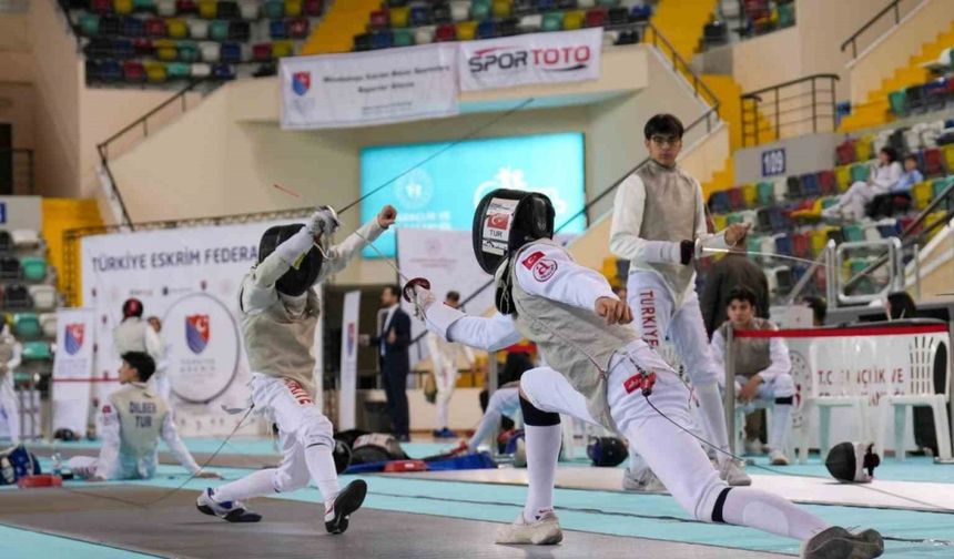 Balıkesir’de sporcular eskrimde şampiyonluk için yarışıyor