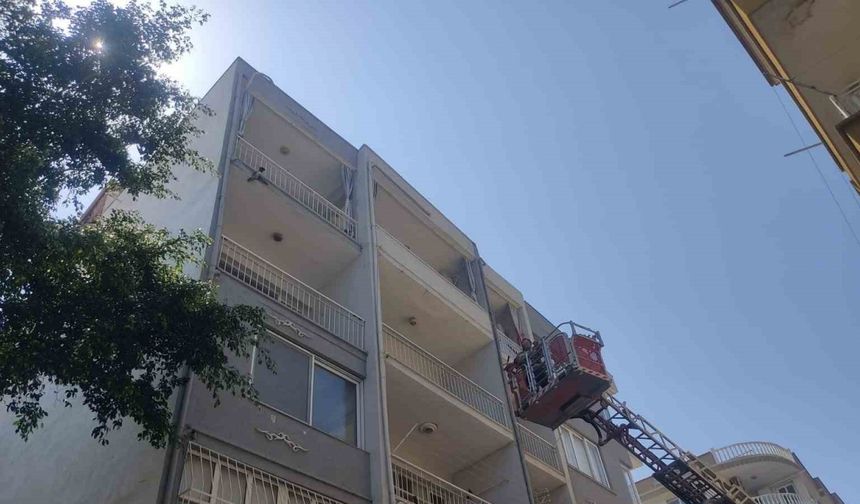 Balkondaki ağda mahsur kalan güvercini itfaiye kurtardı