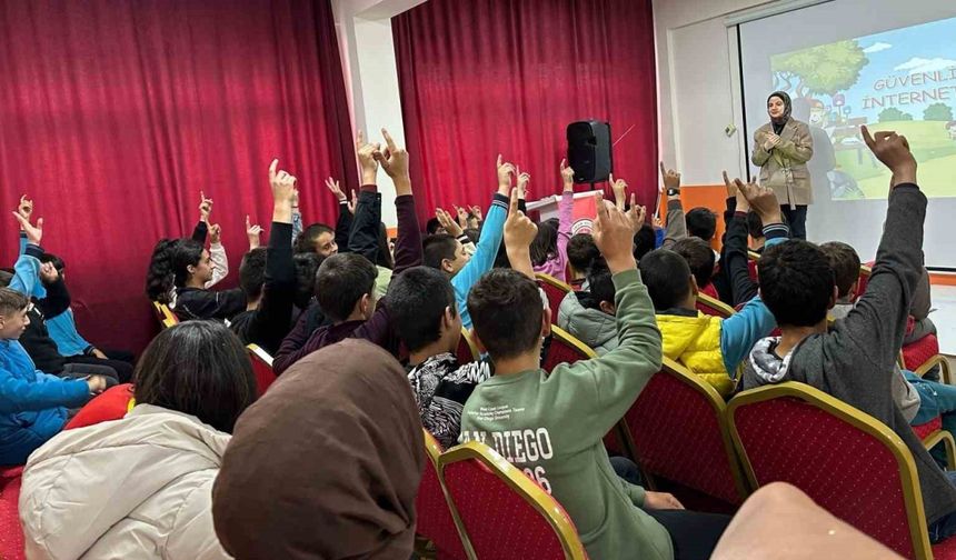 Bayburt’ta öğrenciler güvenli internet kullanımı hakkında bilgilendirildi