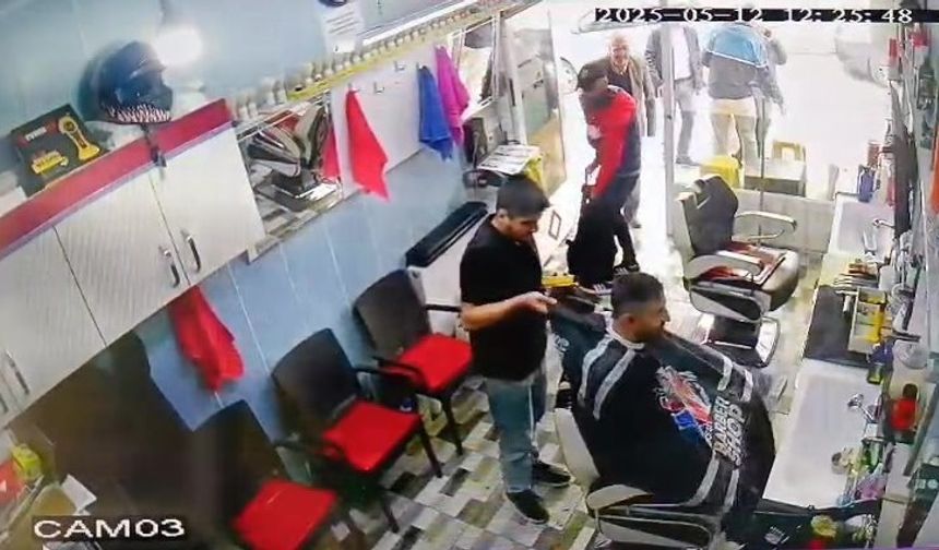 Berberde 3 dakika arayla depreme yakalandıkları anlar kamerada