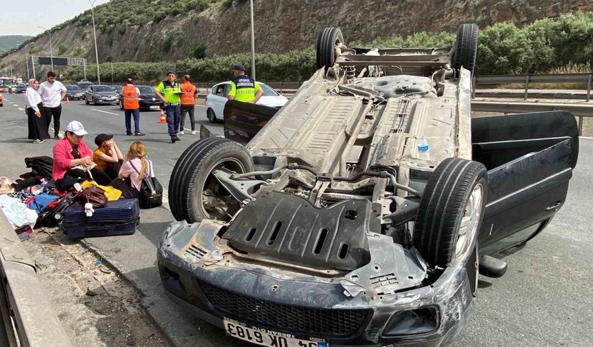 Beton bariyere çarparak takla atan araç ters döndü: 3 yaralı