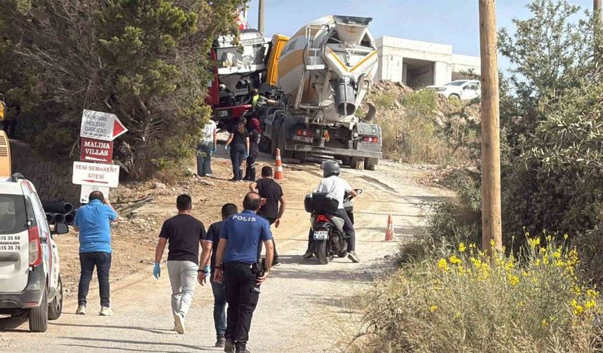 Beton mikseri ile kayan kamyonetin arasında kalan sürücü hayatını kaybetti