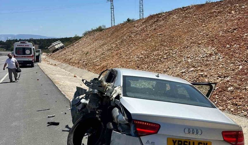 Bilecik’te kamyon park halindeki otomobile çarptı, 1 yaralı
