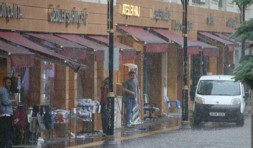 Bir anda başlayan kuvvetli yağmurla vatandaşlar zor anlar yaşadı