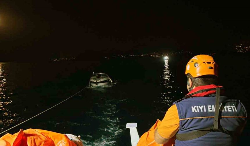 Bodrum açıklarında arızalanan tekneyi KIYEM ekipleri kurtardı