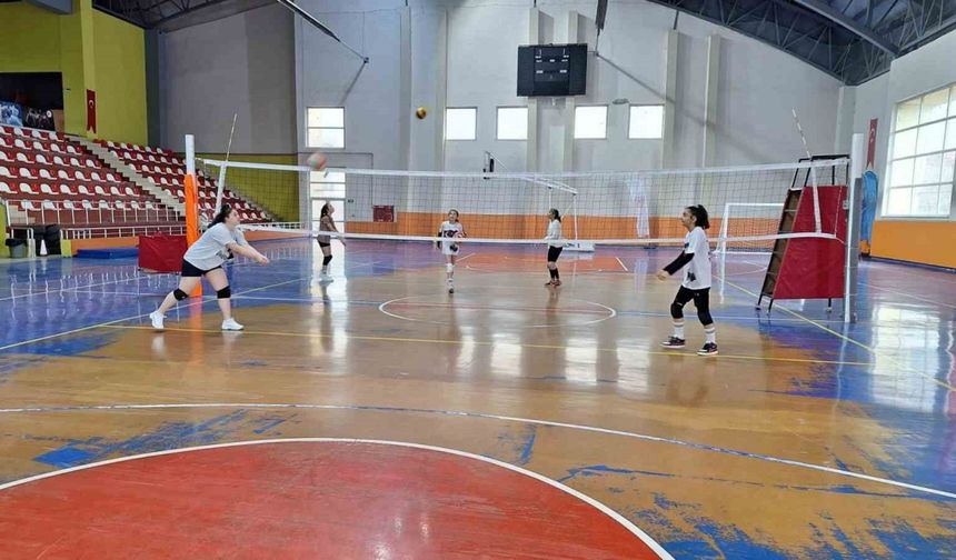 Bulanık’ta voleybol antrenmanları yoğun katılımla devam ediyor