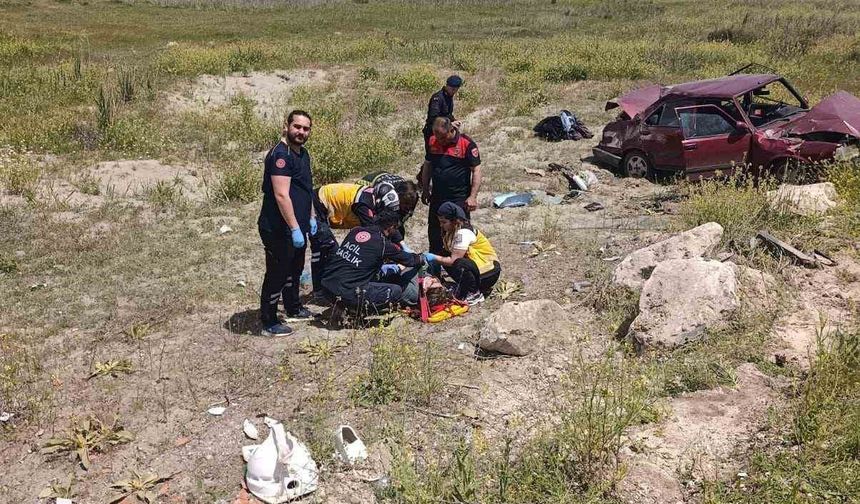 Burdur’da otomobil şarampole devrildi: 1’i çocuk 5 yaralı