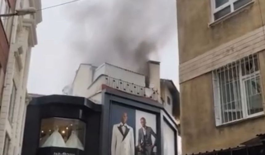 Bursa’da Tarihi Uzun Çarşı’da korkutan yangın: Çatı katı alev alev yandı