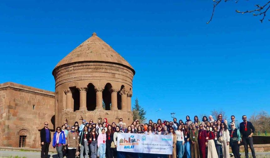 Bursa’dan gelen kız öğrenciler Ahlat’ın tarihi mekanlarını gezdi