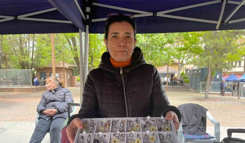 Canlı çiçekler epoksi reçine ile kolyeye dönüşüyor