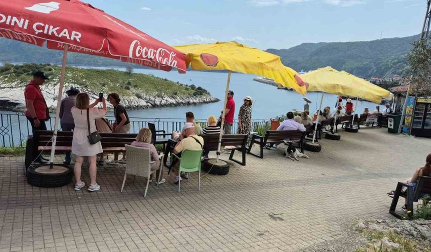 Çeşmi Cihan Amasra’ya havalar ısınmasıyla birlikte Rus akını da başladı