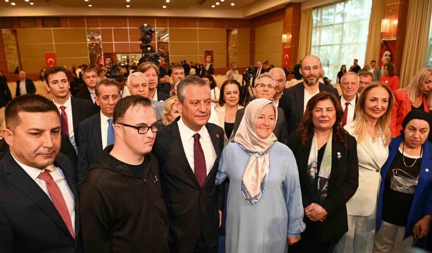 CHP Genel Başkanı Özel, Kuşadası’nda otizmli bireyler ve aileleri ile buluştu