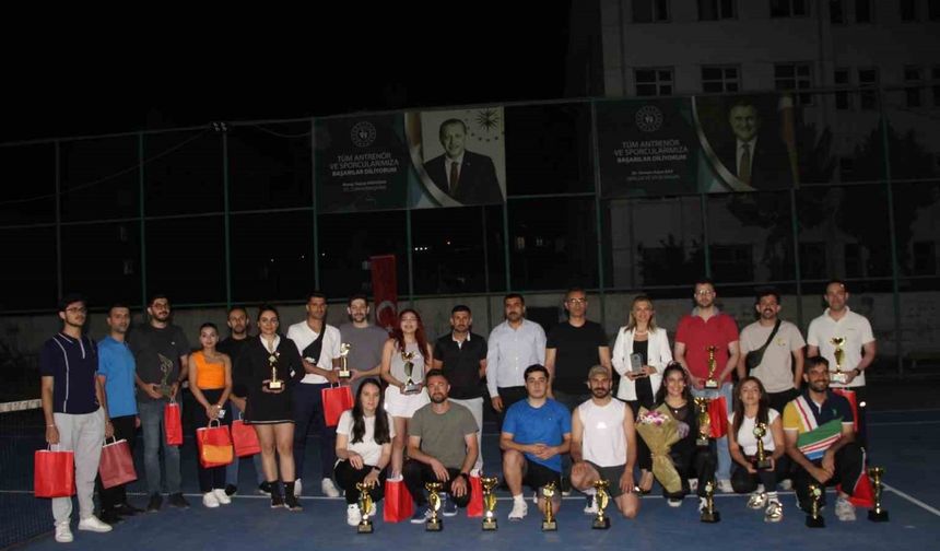 Cizre’de ilk geleneksel kort tenis heyecanı yaşandı