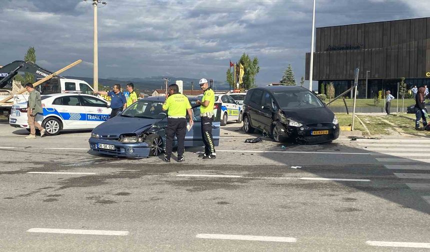 Çorum’da iki otomobil çarpıştı: 3 yaralı