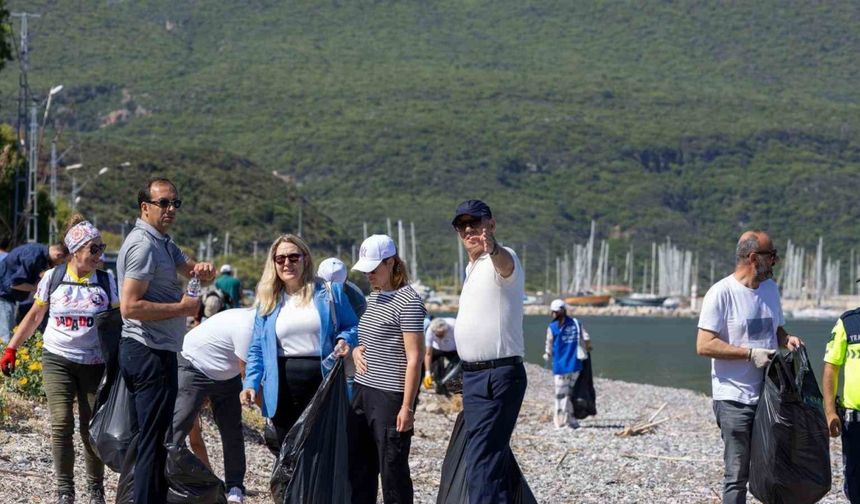 Datça’da gönüllüler çevre temizliği yaptı, 2 ton çöp toplandı