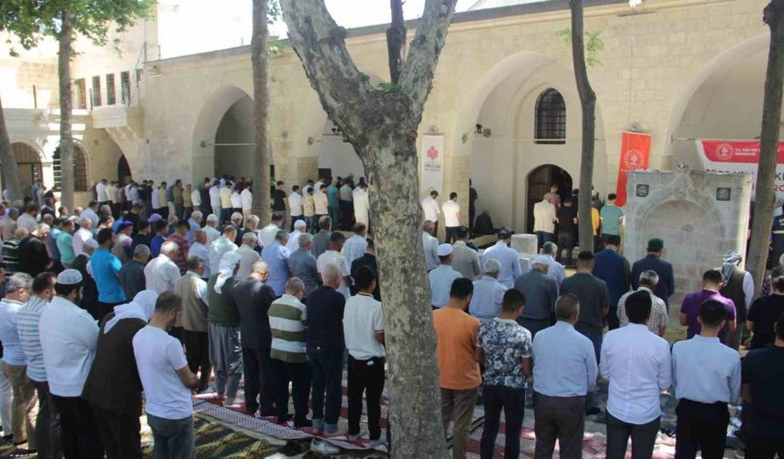 Deprem ve sel felaketinde hasar alan 526 yıllık Hasan Paşa Cami ibadete açıldı