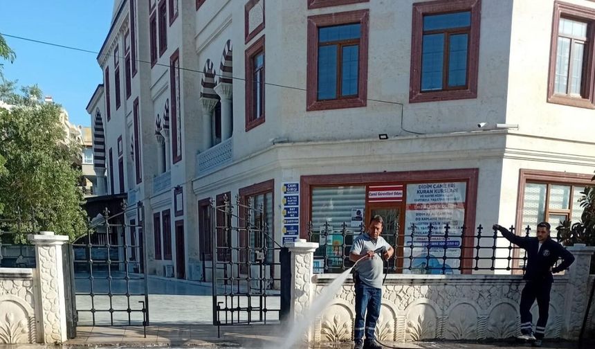 Didim’de caddeler köpükle temizlendi