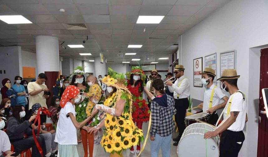 Diyarbakır’da hastanede tedavi gören çocuklara ve annelerine moral etkinliği