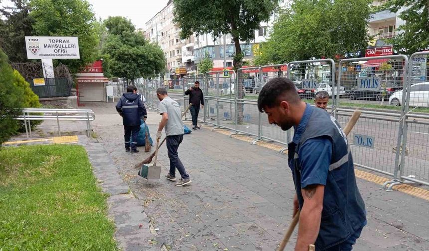 Diyarbakır’da şiddetli rüzgar çatıları uçurdu