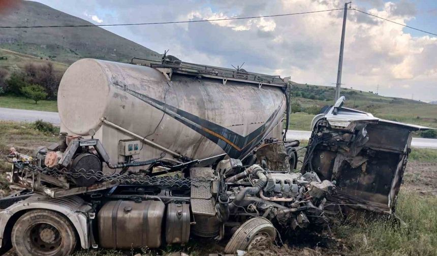 Doğanşehir’de tanker tarlaya devrildi, sürücü yaralandı