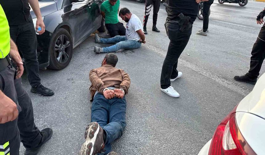Durdurulan araçtaki şahıslar polise saldırdı: 2 yaralı, 3 gözaltı