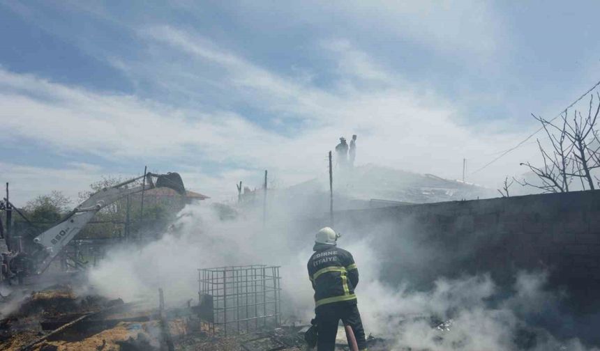 Edirne’de samanlık yangını eve sıçradı