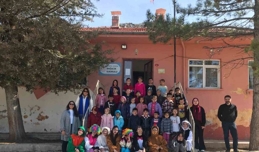 Eğirdirli öğrencilerden köy çocuklarına renkli etkinlikler
