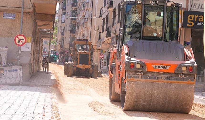 Elazığ Belediyesi Yeni Mahalle’de asfaltlama çalışmalarını sürdürüyor