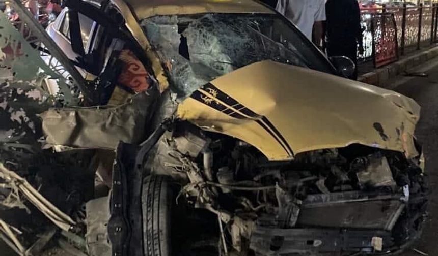Elazığ’da otomobil refüjdeki bariyerlere çarptı: 1 yaralı