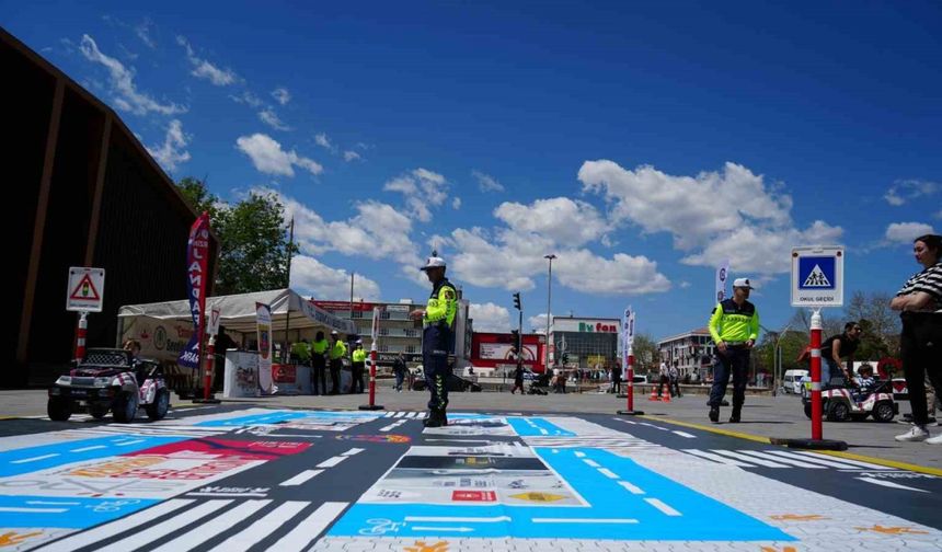 Erzincan’da uygulamalı trafik eğitimi verildi