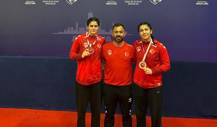 Erzincanlı güreşçiler altın ve bronz madalyanın sahibi oldu
