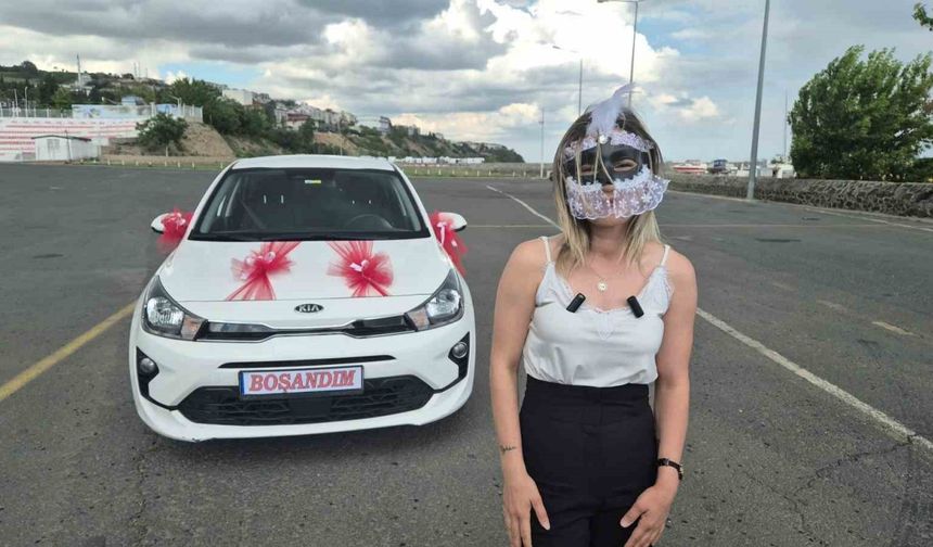 Eşinden boşandı sokakta maskeli kutlama yaptı