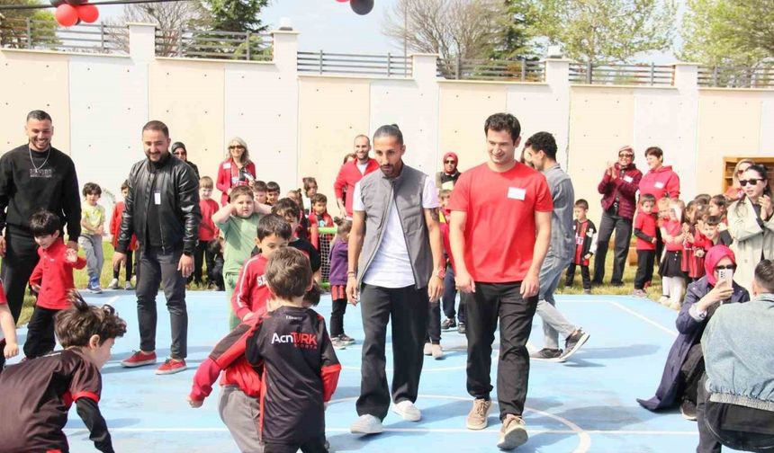 Eskişehirspor futbolcuları özel öğrencileri ziyaret etti