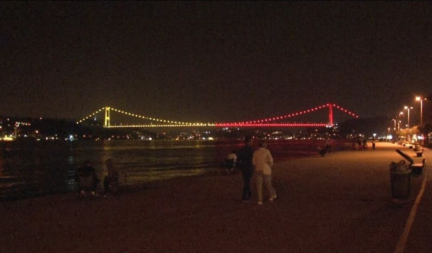 Fatih Sultan Mehmet Köprüsü "sarı-kırmızı" renklerle aydınlatıldı