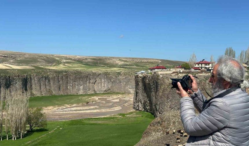 Fotoğrafın diliyle geçmişin izini arıyor