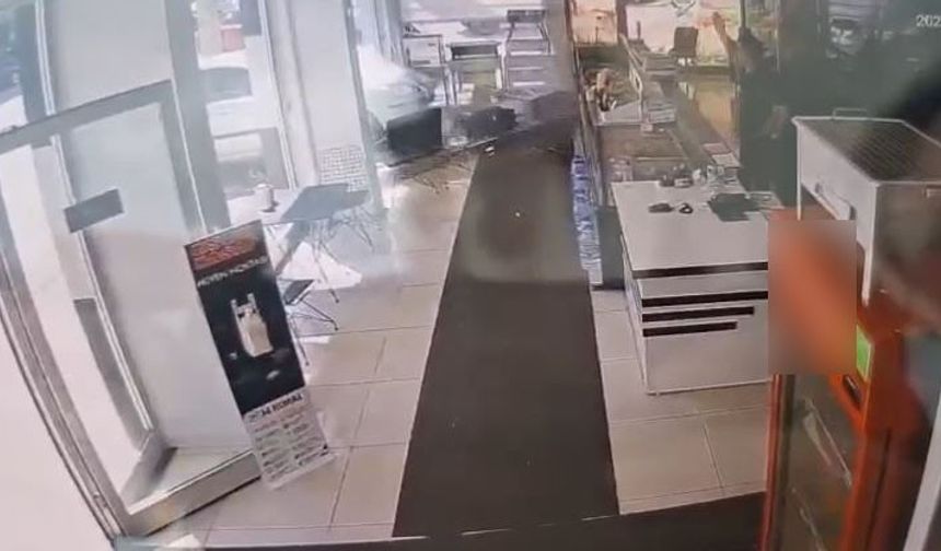 Fren yerine gaza bastı, kasap dükkanına daldı