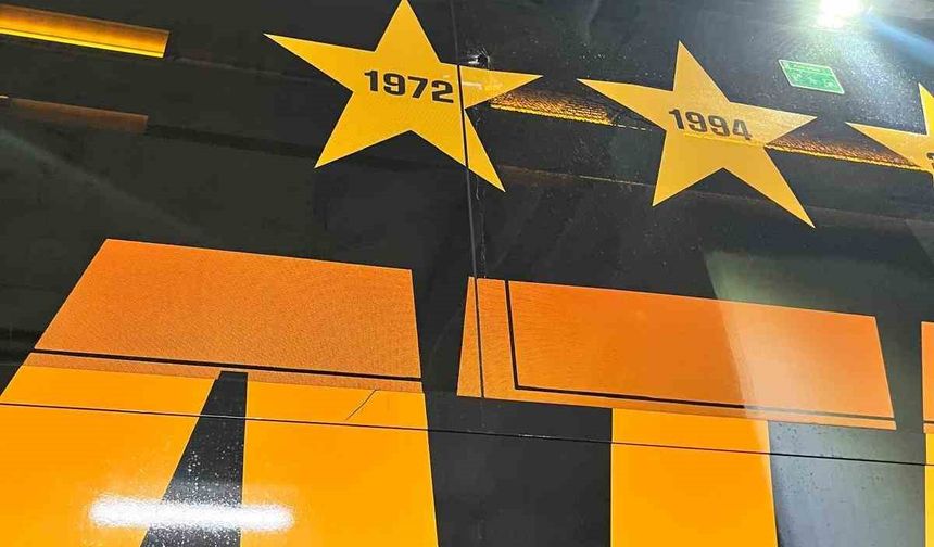Galatasaray otobüsüne taşlı saldırı