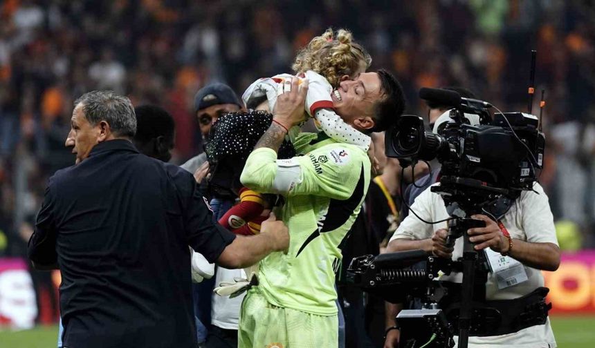 Galatasaray şampiyonluğu taraftarı önünde kutladı
