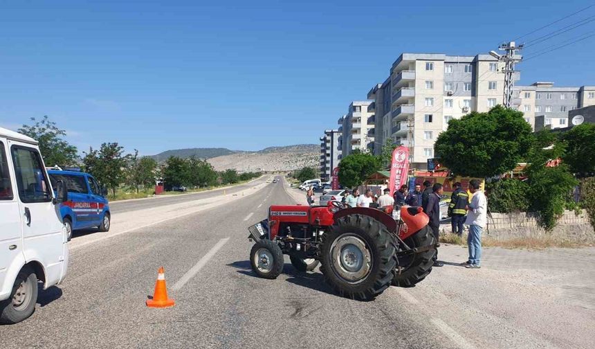 Gaziantep’te traktör ile çarpışan araç kanala uçtu: 4 yaralı
