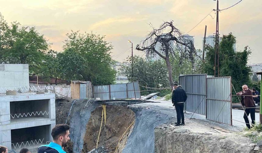 Gaziosmanpaşa’da inşaat çalışması sırasında yol çöktü