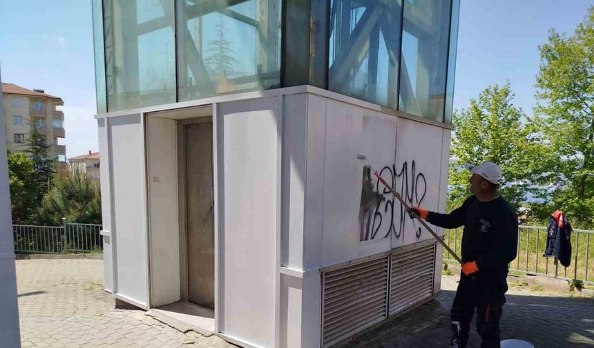 Gölcük’te üst geçitlerin bakımı yapılıyor