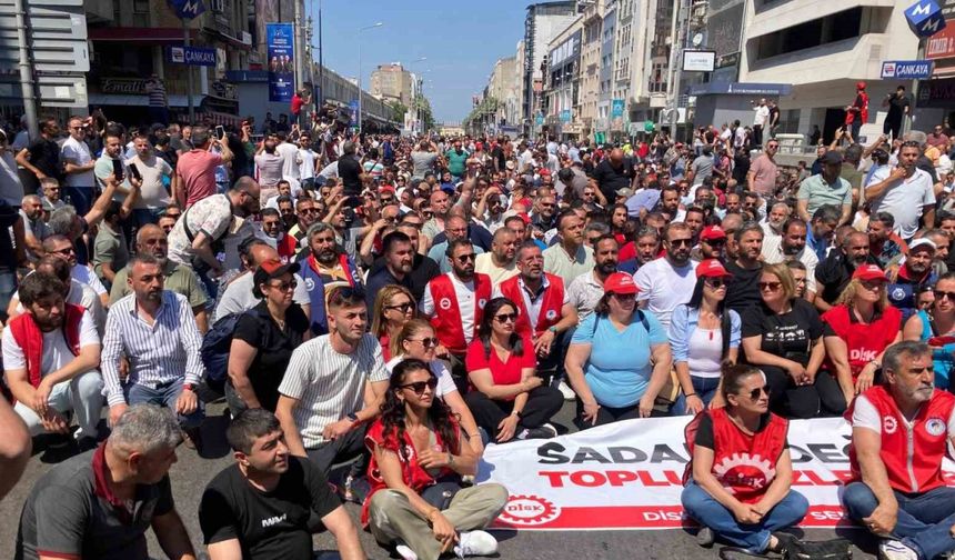 Grevde olan İzmir Büyükşehir çalışanlarından dev yürüyüş