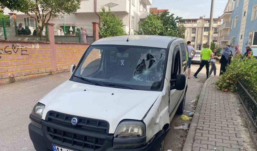 Hafif ticari araç ile scooterlar çarpıştı: 2 çocuk yaralandı