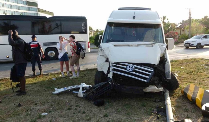 Hafif ticari araç ile tur aracı çarpıştı, 3’ü turist 4 kişi yaralandı