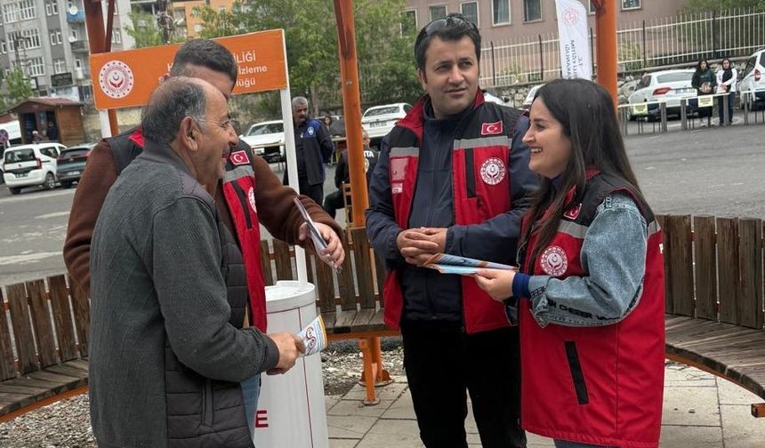Hakkari’de kadına şiddete karşı farkındalık standı