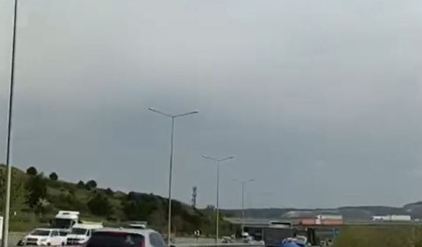 Havalimanı yolunda motosiklet sürücüsünün tehlikeli hareketleri