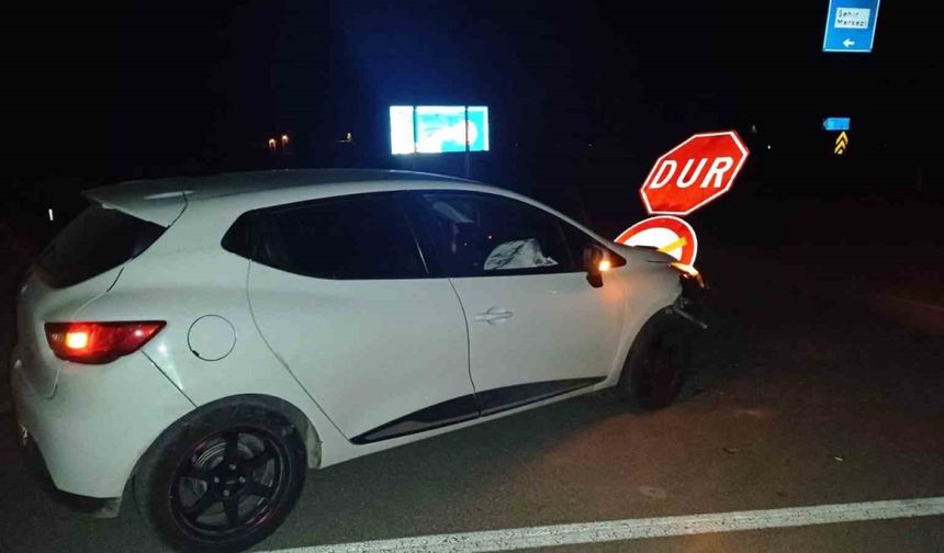 Hisarcık’ta ehliyetsiz ve alkollü sürücü ’Dur’ levhasına çarptı: 1 yaralı