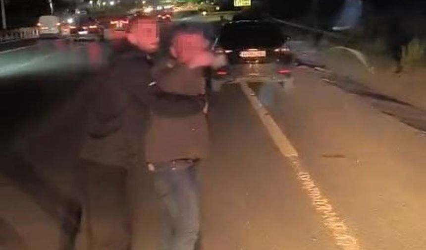 İETT otobüsünün önünü kesip şoförü tehdit ettiler: O anlar kamerada