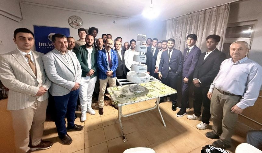 İhlas Vakfı Kütahya Huzur Erkek Öğrenci Yurdunda mezuniyet sevinci