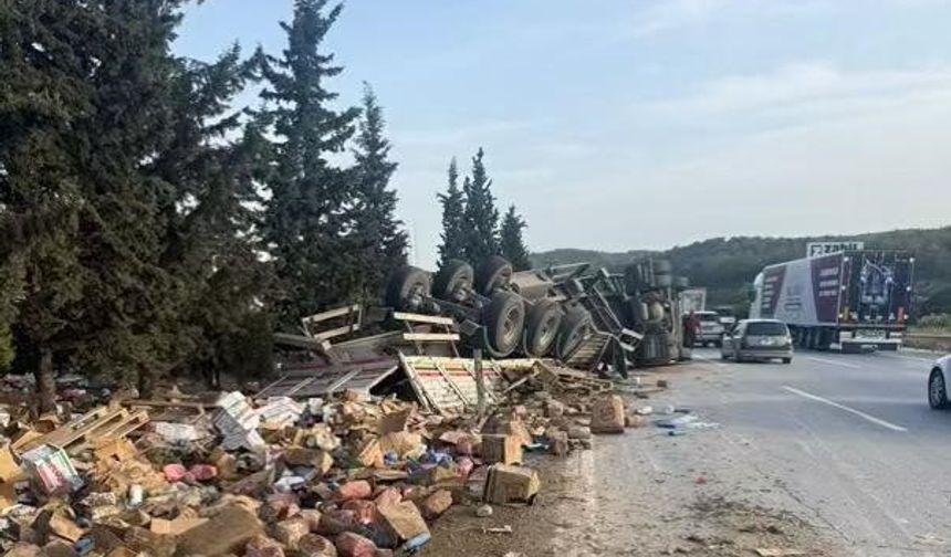 İki tır ve bir otomobilin karıştığı kazada otoyol savaş alanına döndü